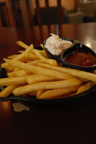 Pommes frites aus dem Café im Munkholm Zoo
